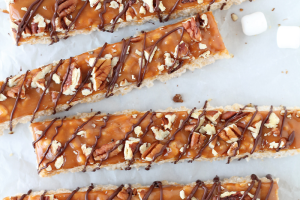 Classic rice krispie treats with a delicious turtle topping of creamy caramel, crunchy pecans, and a decadent chocolate drizzle! | LoveGrowsWild.com