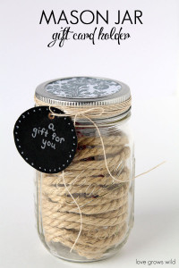Dress up a mason jar as a unique way to give gift cards! This Mason Jar Gift Card Holder is perfect for the holidays!