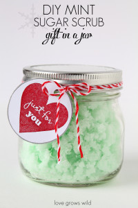 Homemade Mint Sugar Scrub in a Mason Jar - a perfect gift idea for the holidays!