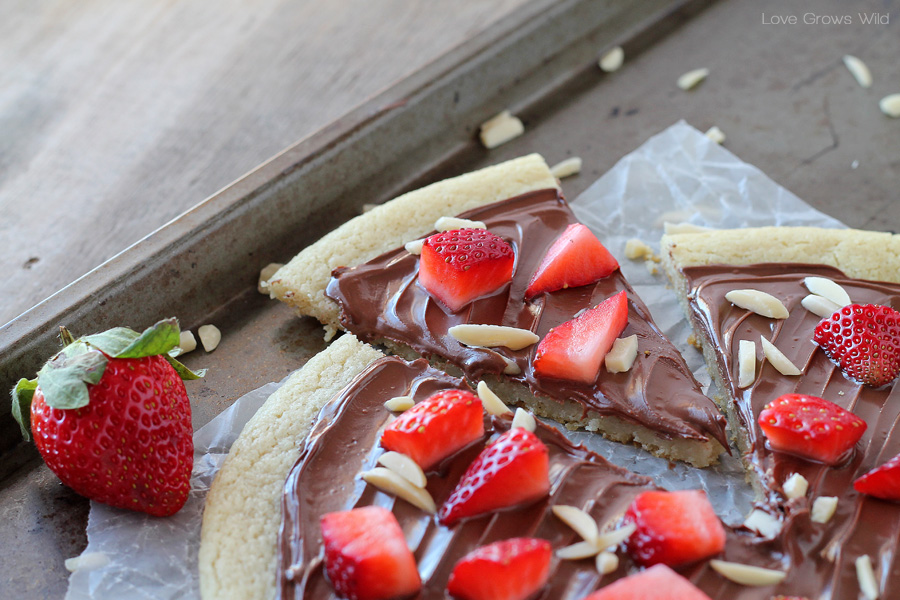 Chocolate Hazelnut Dessert Pizza - only 4 ingredients in this delicious dessert!