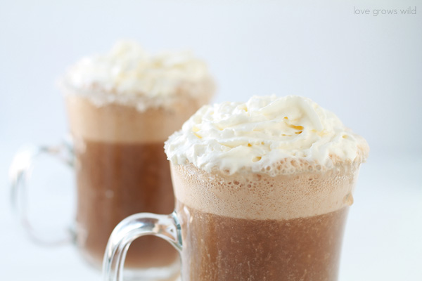 This delicious Iced Banana Latte is the perfect coffee treat! | LoveGrowsWild.com