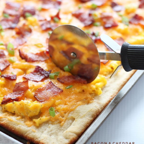 Bacon and eggs turned into a delicious Breakfast Pizza! Such a perfect combination! | LoveGrowsWild.com
