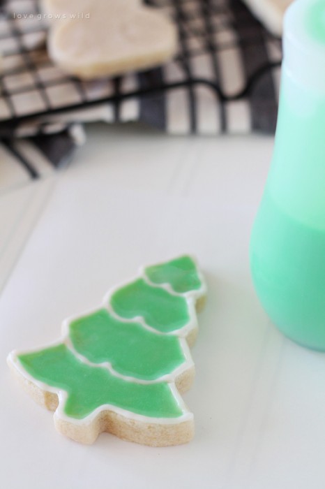 Learn how to make gorgeous, perfectly iced sugar cookies with just 2 easy steps! See details at LoveGrowsWild.com