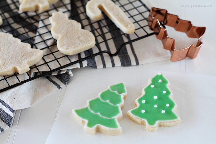 Learn how to make gorgeous, perfectly iced sugar cookies with just 2 easy steps! See details at LoveGrowsWild.com