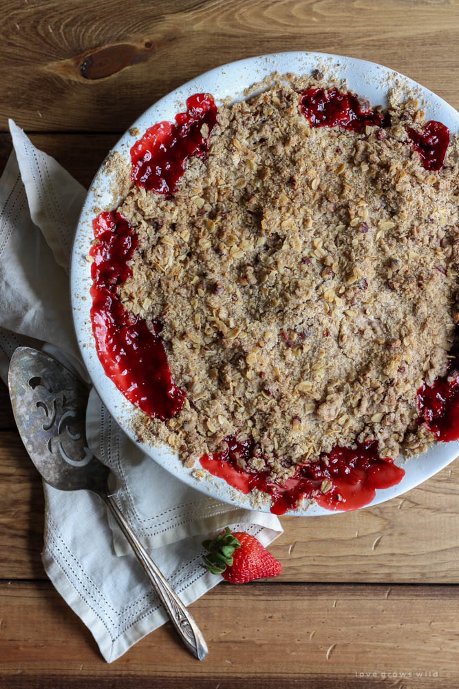 https://lovegrowswild.com/wp-content/uploads/2015/07/Strawberry-Crisp-8.jpg