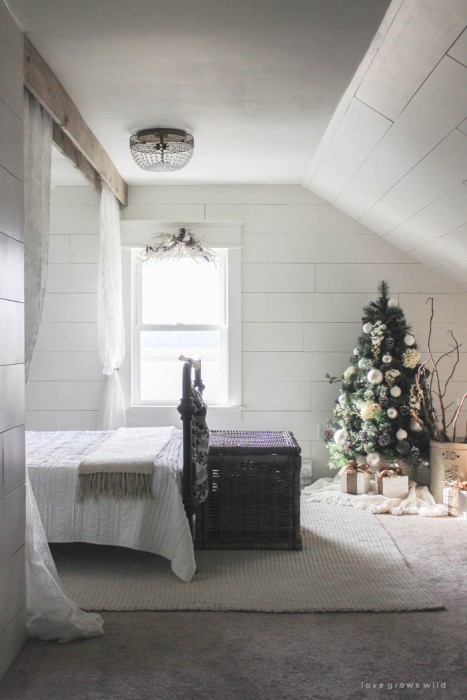 Take a tour of this Indiana farmhouse all dressed up for the holidays! See more photos at LoveGrowsWild.com