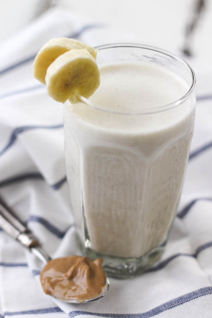 This quick and easy Peanut Butter Banana Smoothie makes a great healthy breakfast or snack! Peanut butter lovers... this is the smoothie for you! | LoveGrowsWild.com