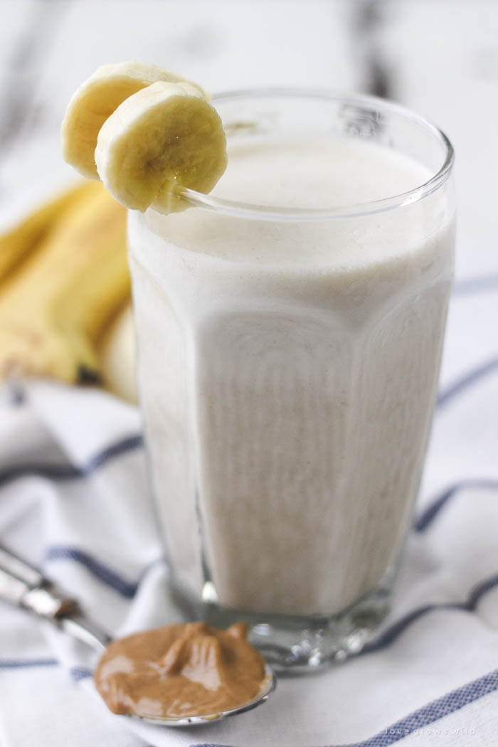 This quick and easy Peanut Butter Banana Smoothie makes a great healthy breakfast or snack! Peanut butter lovers... this is the smoothie for you! | LoveGrowsWild.com