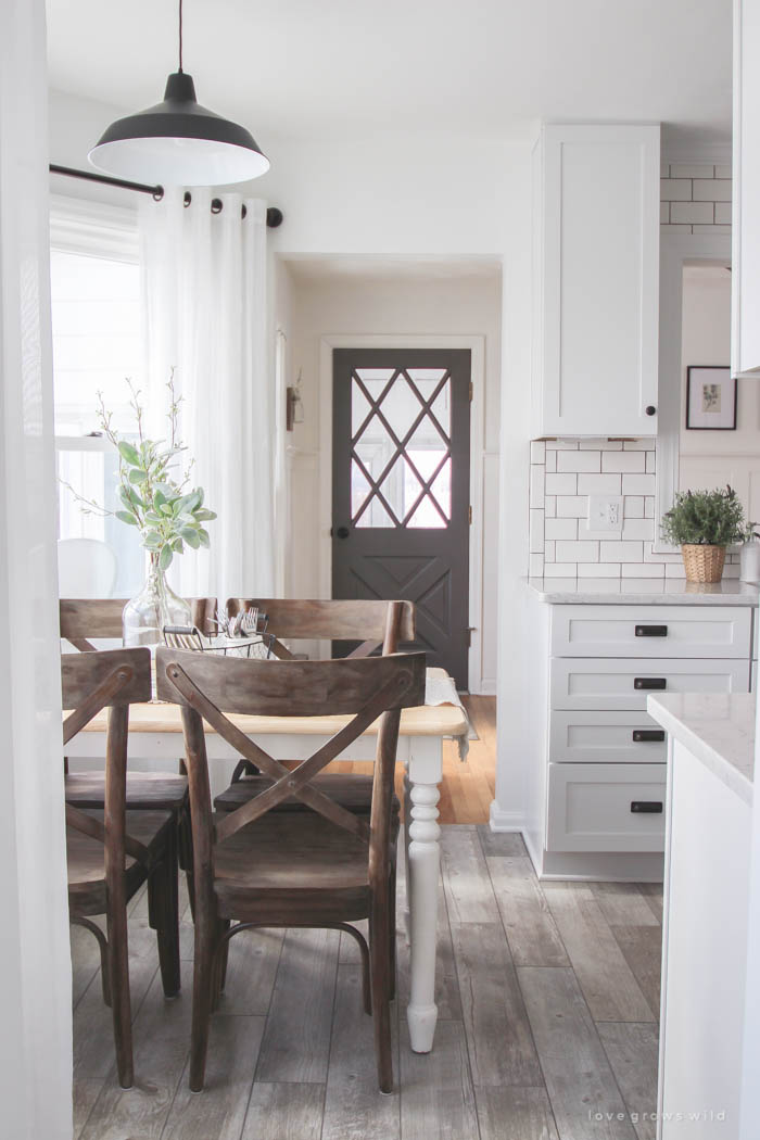 This Indiana farmhouse just got a BIG kitchen makeover! Click to see more photos and sources for this gorgeous space at LoveGrowsWild.com