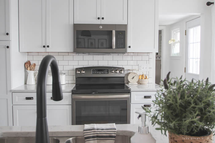 This Indiana farmhouse just got a BIG kitchen makeover! Click to see more photos and sources for this gorgeous space at LoveGrowsWild.com