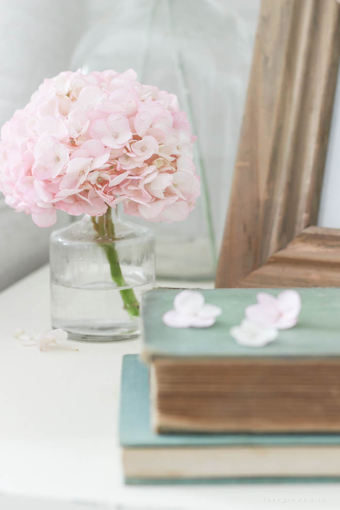 This FREE vintage printable is an easy way to add a touch of spring to your home decor! Click to get your printable at LoveGrowsWild.com