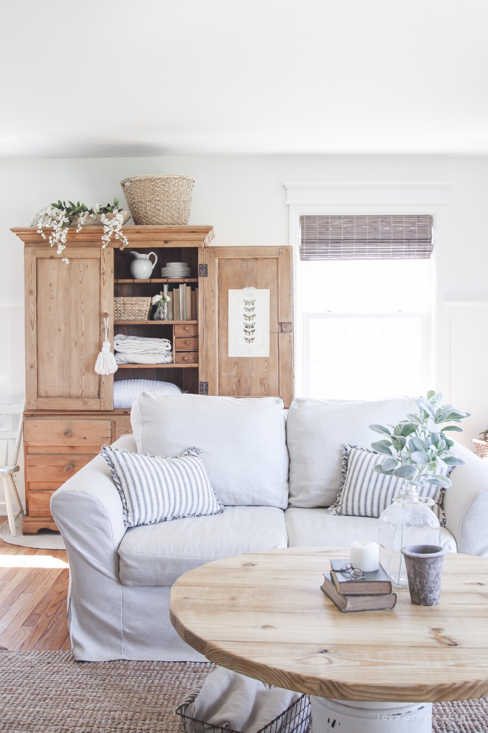 How to turn an old milk can into a gorgeous coffee table! See how this blogger created a unique piece of furniture perfect for her farmhouse at LoveGrowsWild.com 