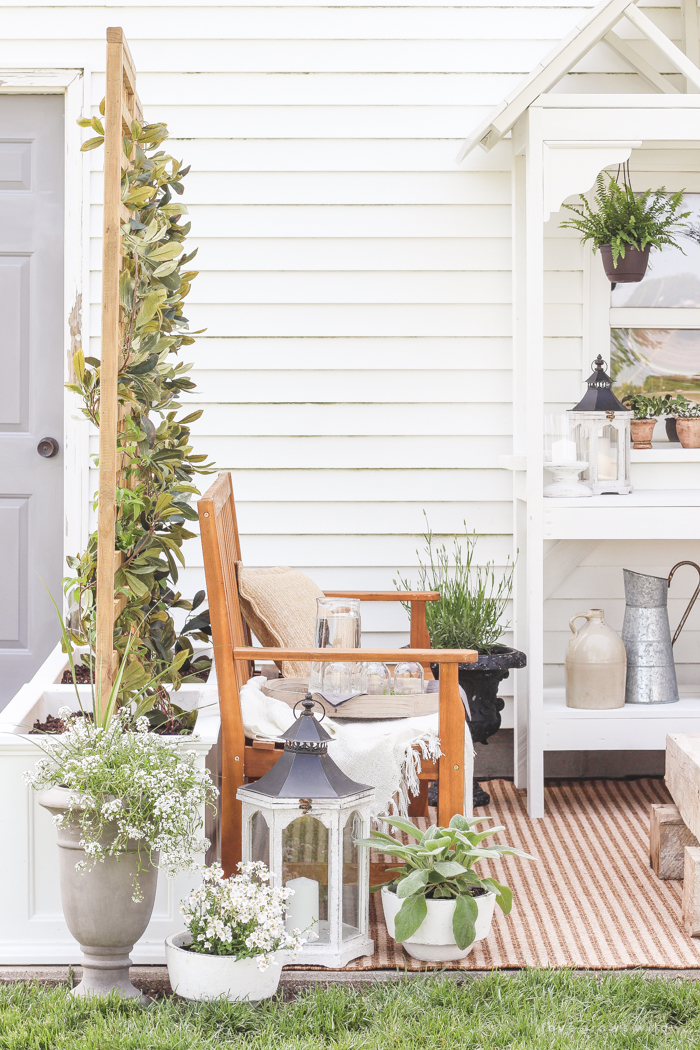 A boring, bare patio turned into a gorgeous outdoor entertaining area! See the incredible before and after of this beautiful patio makeover! 