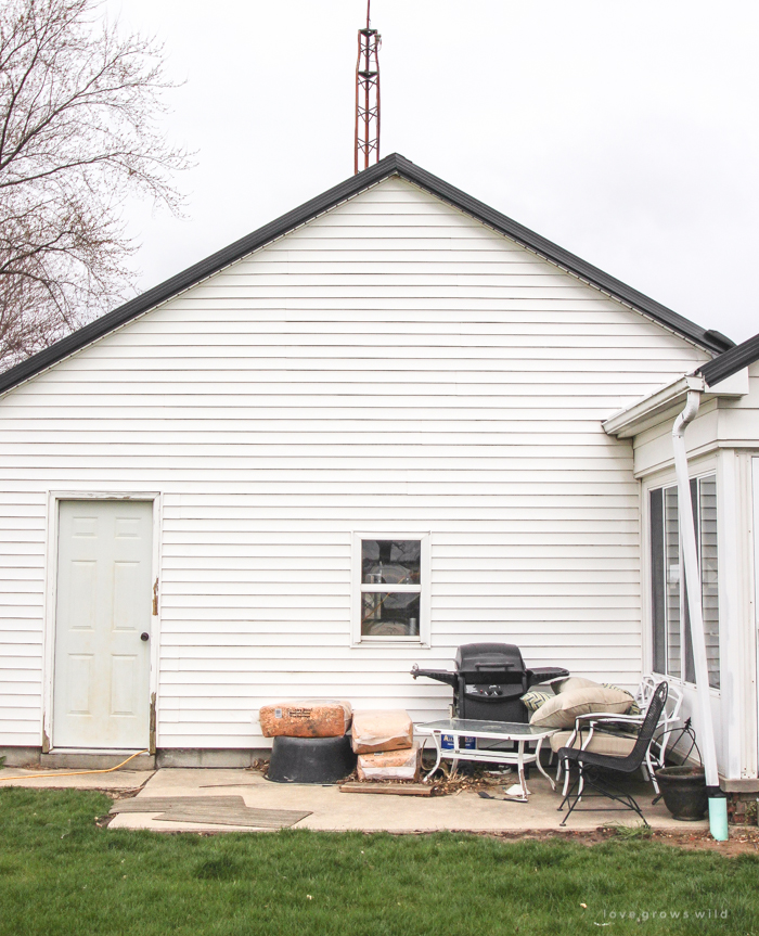 A boring, bare patio turned into a gorgeous outdoor entertaining area! See the incredible before and after of this beautiful patio makeover! 