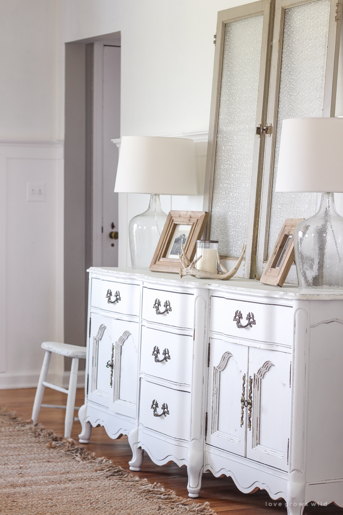 Check out this beautifully decorated farmhouse-style living and dining room!