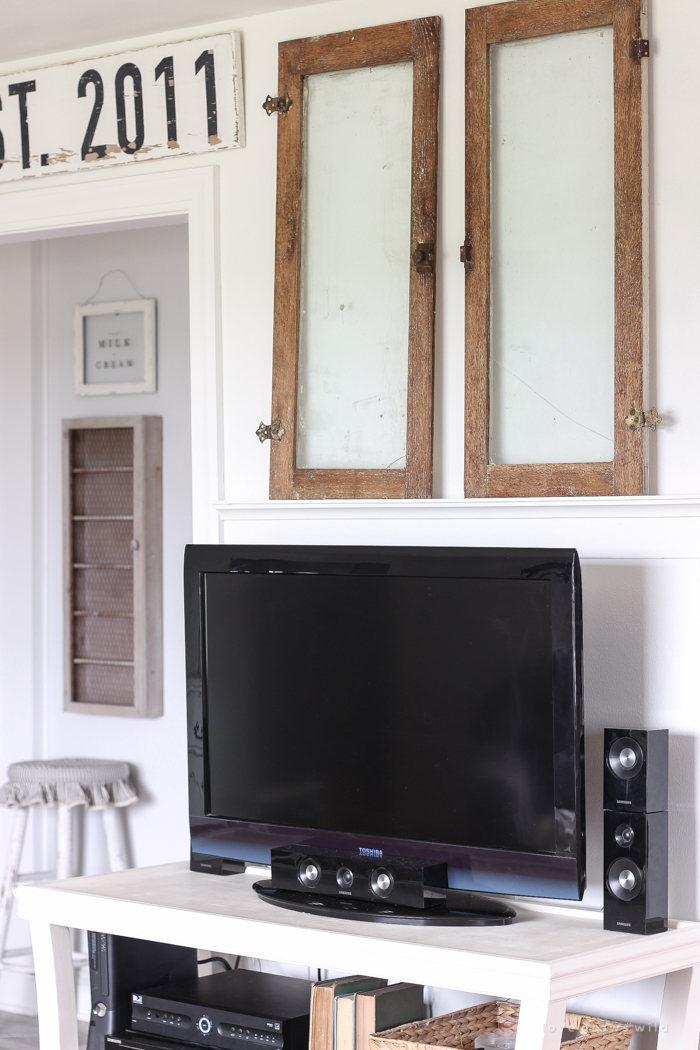 Check out this beautifully decorated farmhouse-style living and dining room!