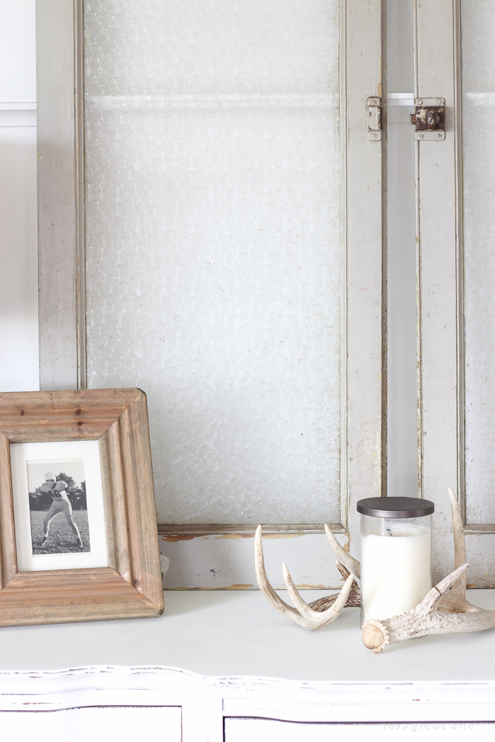 Check out this beautifully decorated farmhouse-style living and dining room!