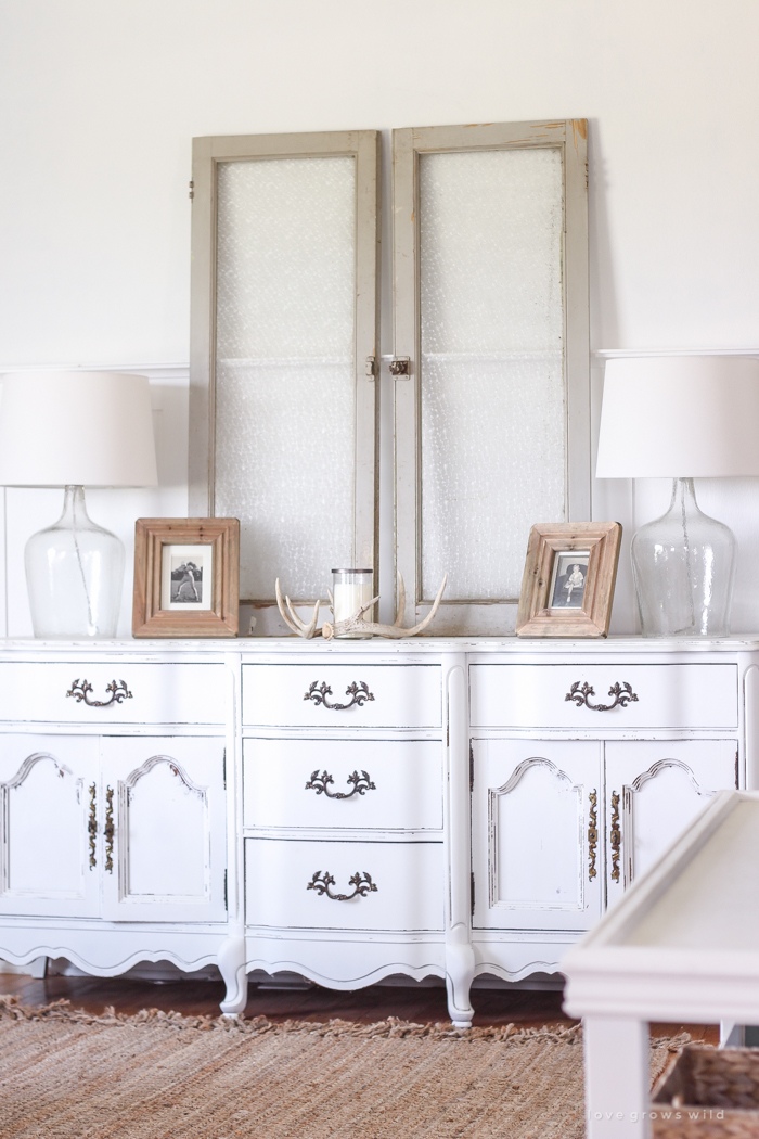 Check out this beautifully decorated farmhouse-style living and dining room!