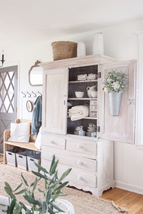 A cozy farmhouse entryway with the perfect balance of function, storage and style.