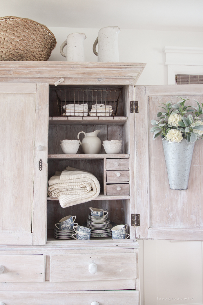 A cozy farmhouse entryway with the perfect balance of function, storage and style. 