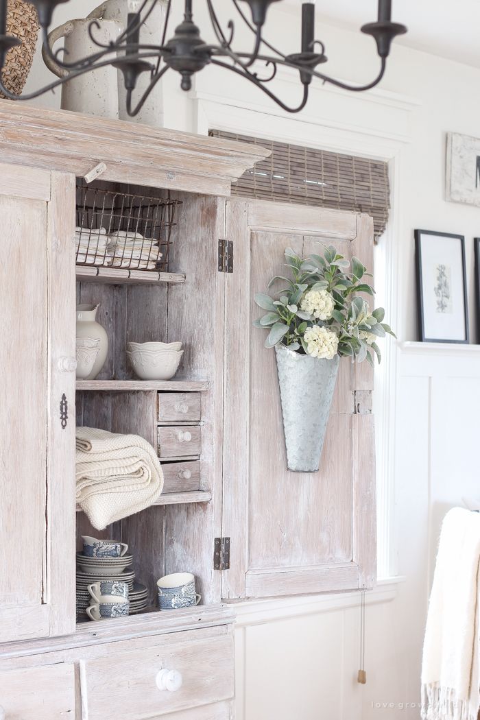 A cozy farmhouse entryway with the perfect balance of function, storage and style. 