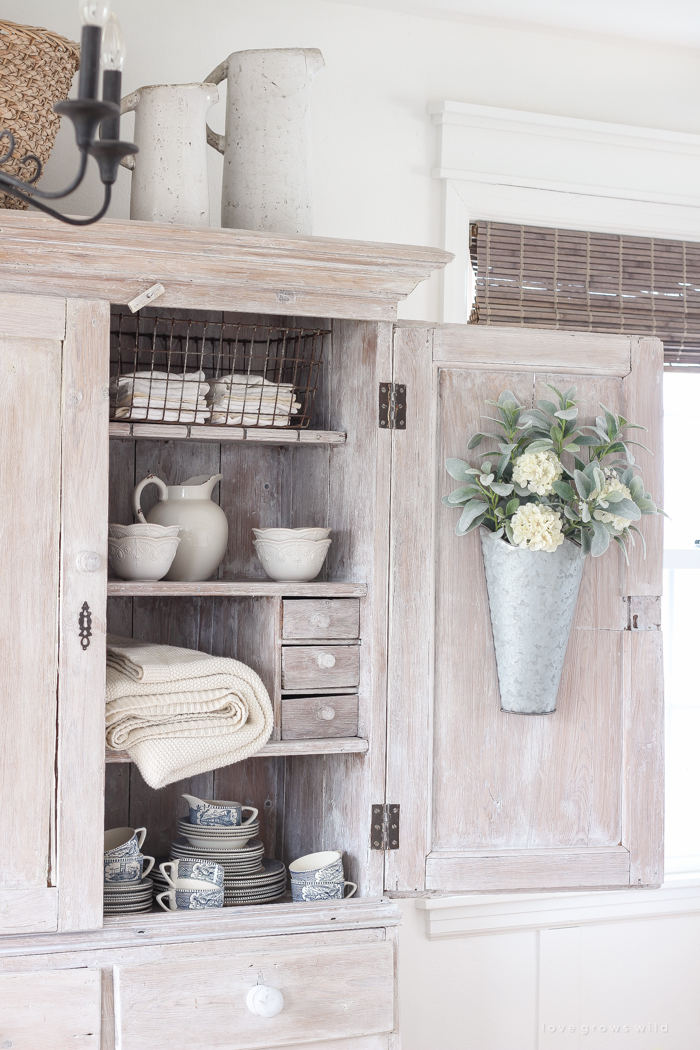 A cozy farmhouse entryway with the perfect balance of function, storage and style. 