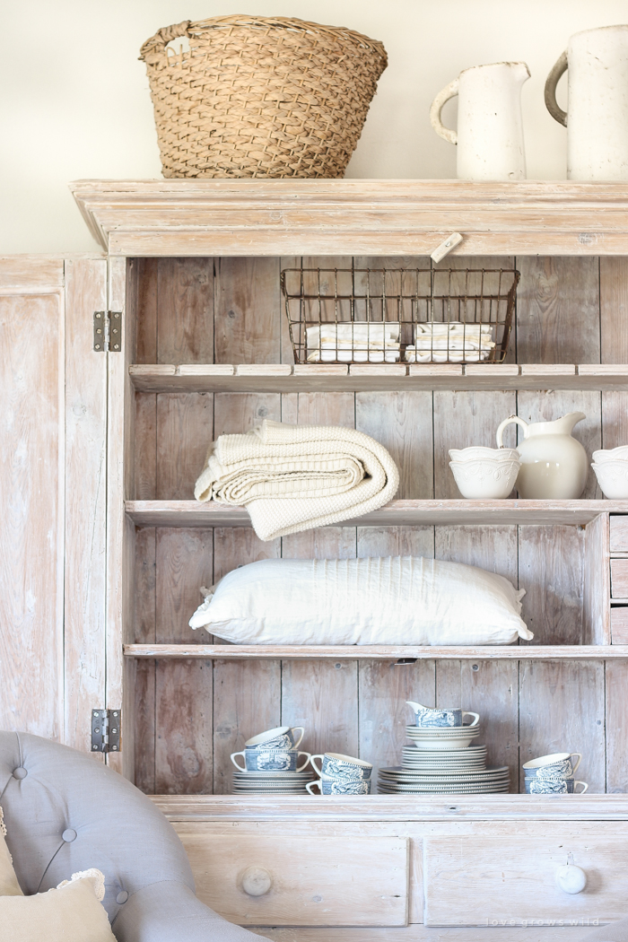 How to Decorate a Hutch in the Living Room: Tips and Inspiration