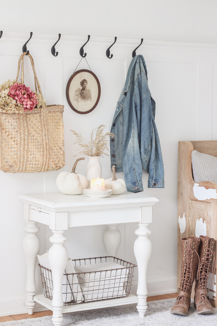 Simple touches of fall in this beautiful farmhouse entryway