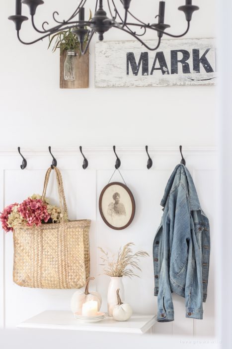 Simple touches of fall in this beautiful farmhouse entryway