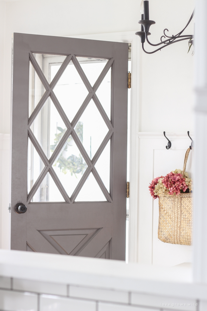 Simple touches of fall in this beautiful farmhouse entryway