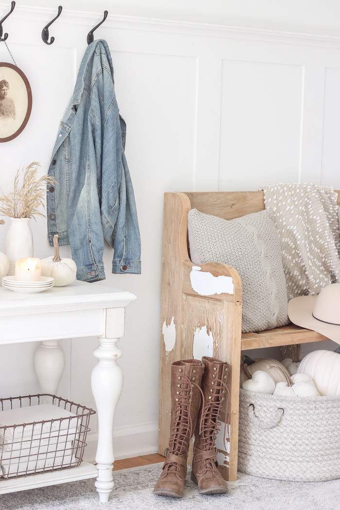 Simple touches of fall in this beautiful farmhouse entryway