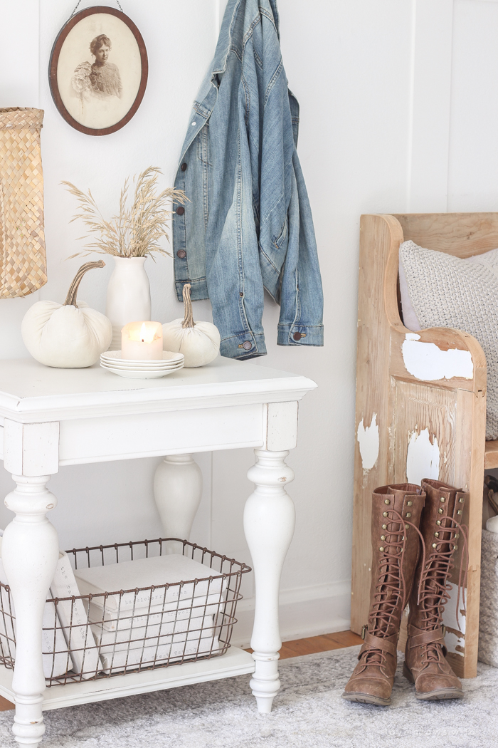 Simple touches of fall in this beautiful farmhouse entryway