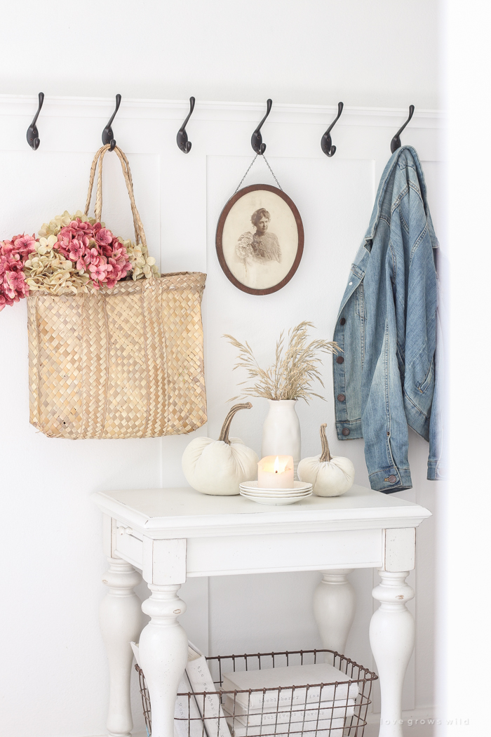 Simple touches of fall in this beautiful farmhouse entryway