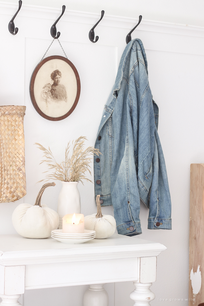 Simple touches of fall in this beautiful farmhouse entryway