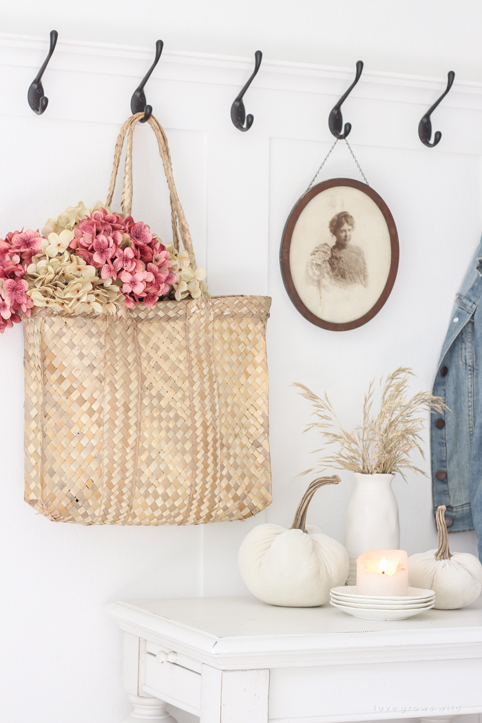 Simple touches of fall in this beautiful farmhouse entryway