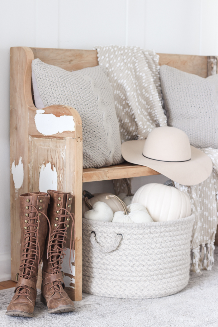 Simple touches of fall in this beautiful farmhouse entryway