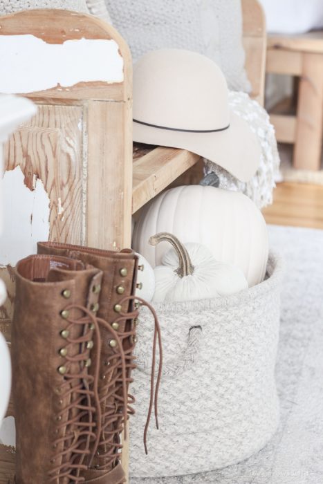 Simple touches of fall in this beautiful farmhouse entryway