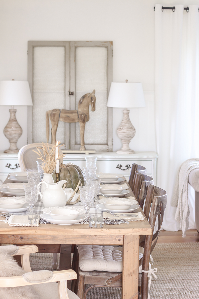 Create a cozy, yet festive Thanksgiving table using these quick and simple ideas