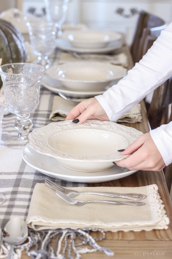 Create a cozy, yet festive Thanksgiving table using these quick and simple ideas