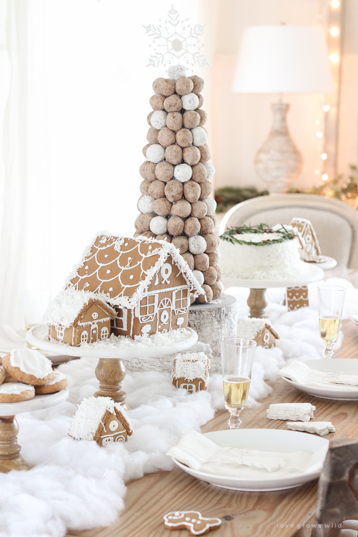  Cette adorable table à dessert est parfaite pour les fêtes et les enfants! Célébrez Noël avec des maisons en pain d'épice, un beignet, des gâteaux de fête, des biscuits et plus encore!