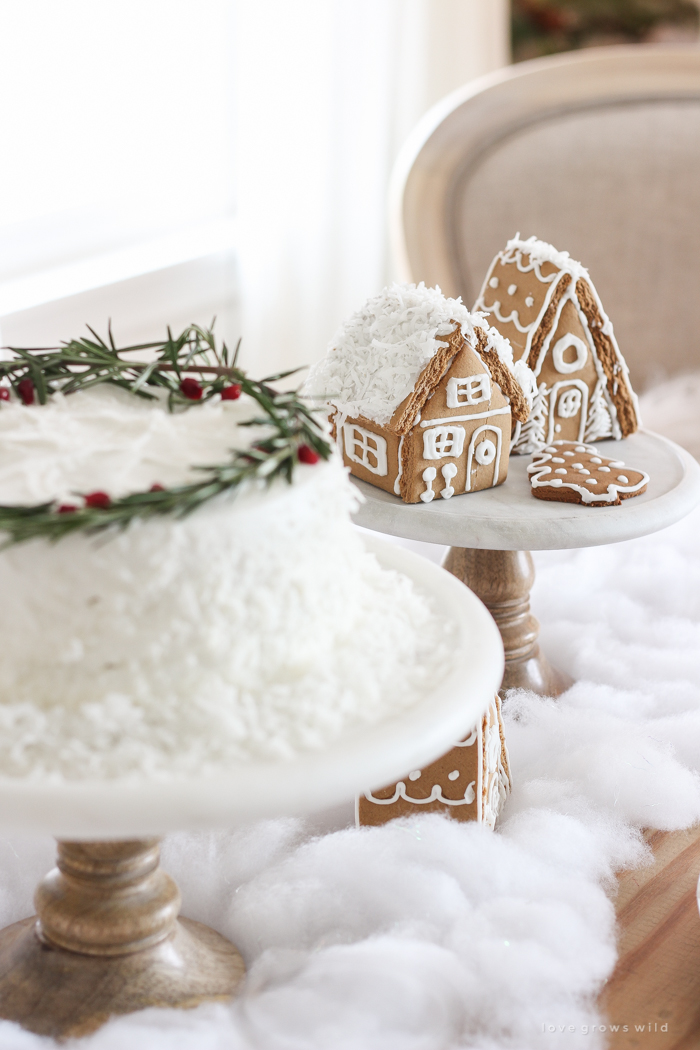  ¡Esta adorable mesa de postres es perfecta para las fiestas y los niños! Celebre la Navidad con casas de pan de jengibre, un árbol de donas, pasteles festivos, galletas y más.