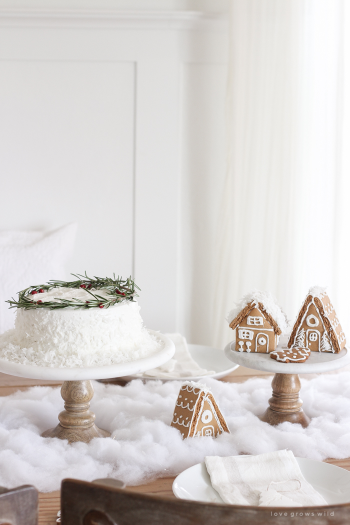 esta adorável mesa de sobremesas é perfeita para as férias e crianças! Celebrem o Natal com casas de pão de gengibre, uma árvore de donut, bolos festivos, biscoitos e muito mais!