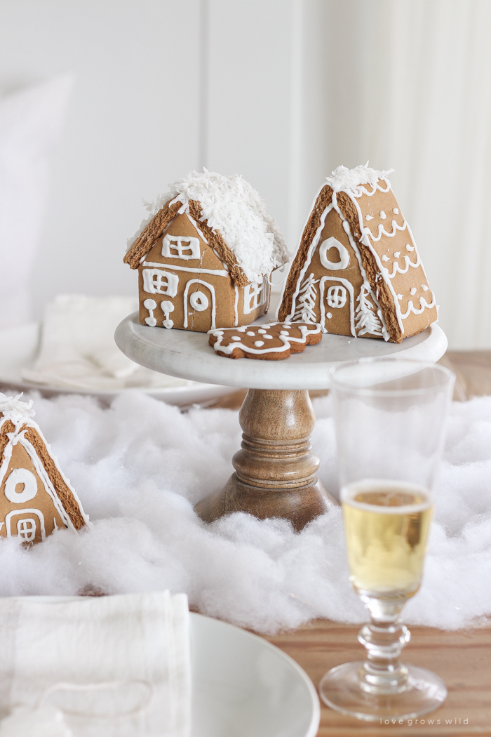 dette søte dessertbordet er perfekt for ferier og barn! Feire Jul med pepperkakehus, en smultring treet, festlige kaker, kjeks og mer!