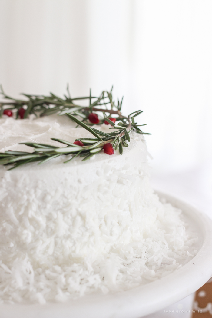 ¡Esta adorable mesa de postres es perfecta para las fiestas y los niños! Celebre la Navidad con casas de pan de jengibre, un árbol de donas, pasteles festivos, galletas y más.