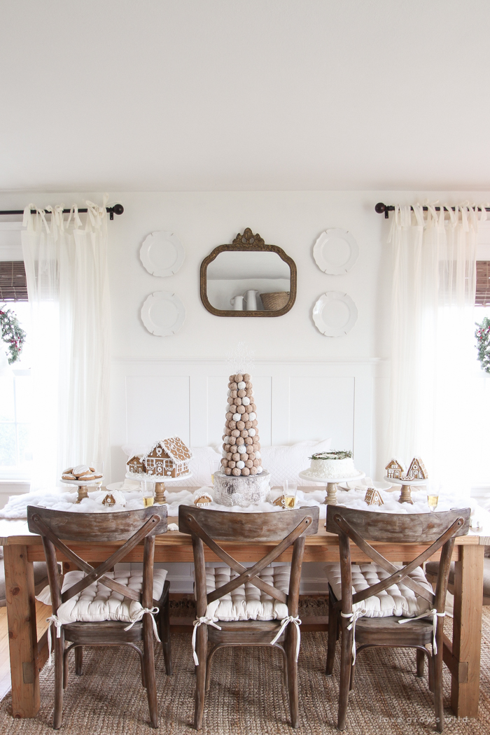 esta adorável mesa de sobremesas é perfeita para as férias e crianças! Celebrem o Natal com casas de pão de gengibre, uma árvore de donut, bolos festivos, biscoitos e muito mais!