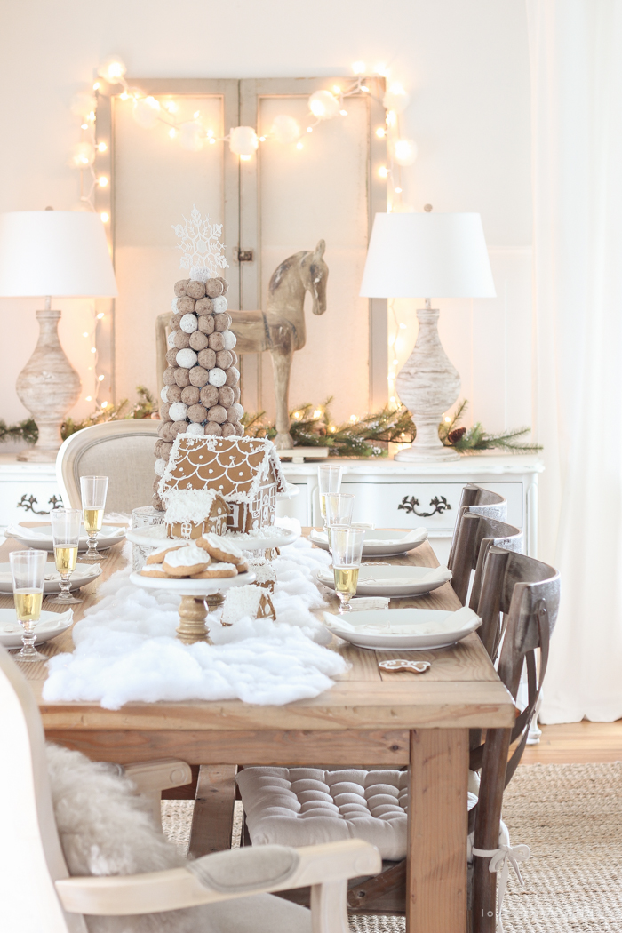  ¡Esta adorable mesa de postres es perfecta para las fiestas y los niños! Celebre la Navidad con casas de pan de jengibre, un árbol de donas, pasteles festivos, galletas y más.