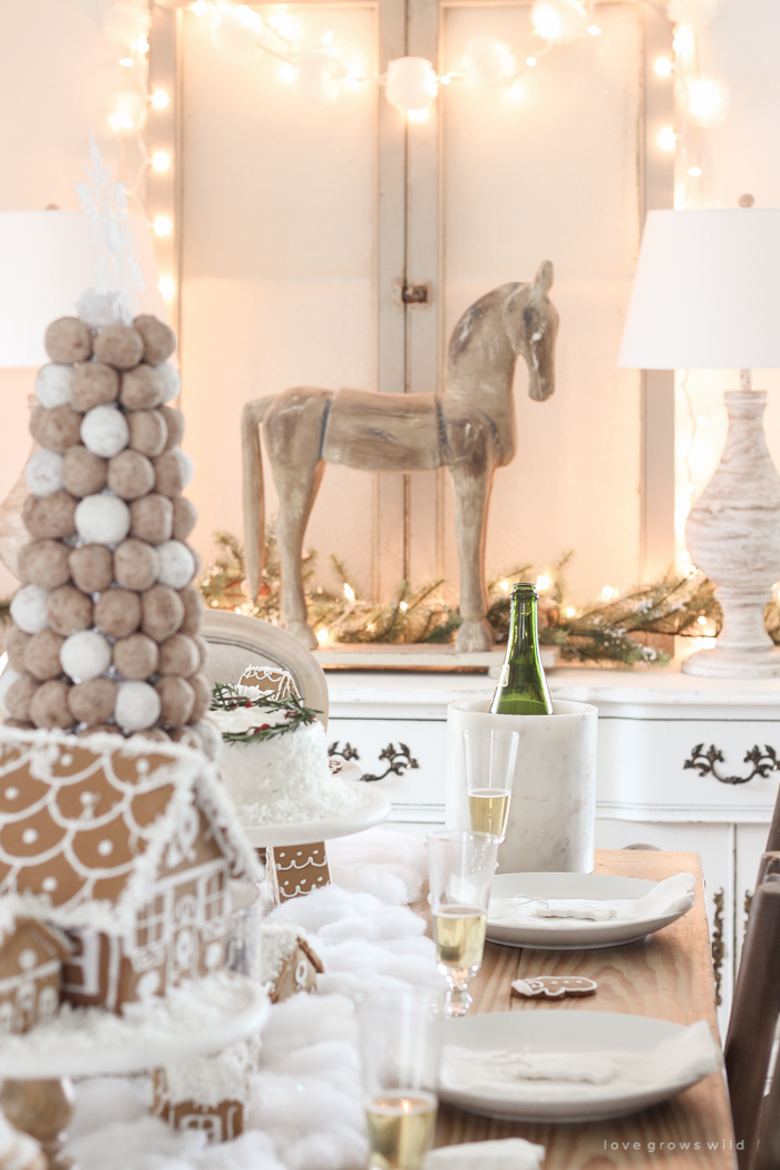 ¡Esta adorable mesa de postres es perfecta para las fiestas y los niños! Celebre la Navidad con casas de pan de jengibre, un árbol de donas, pasteles festivos, galletas y más.