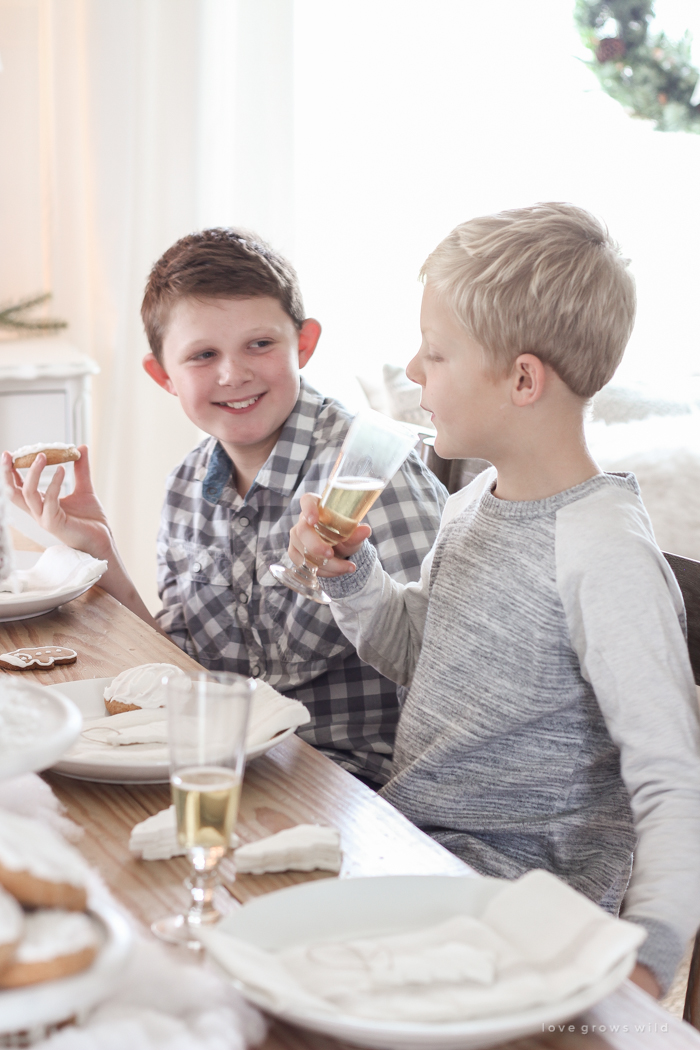 ¡Esta adorable mesa de postres es perfecta para las fiestas y los niños! Celebre la Navidad con casas de pan de jengibre, un árbol de donas, pasteles festivos, galletas y más.