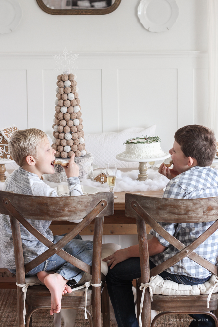 Questo tavolo da dessert adorabile è perfetto per le vacanze e bambini! Festeggia il Natale con case di pan di zenzero, un albero di ciambella, torte festive, biscotti e altro ancora!