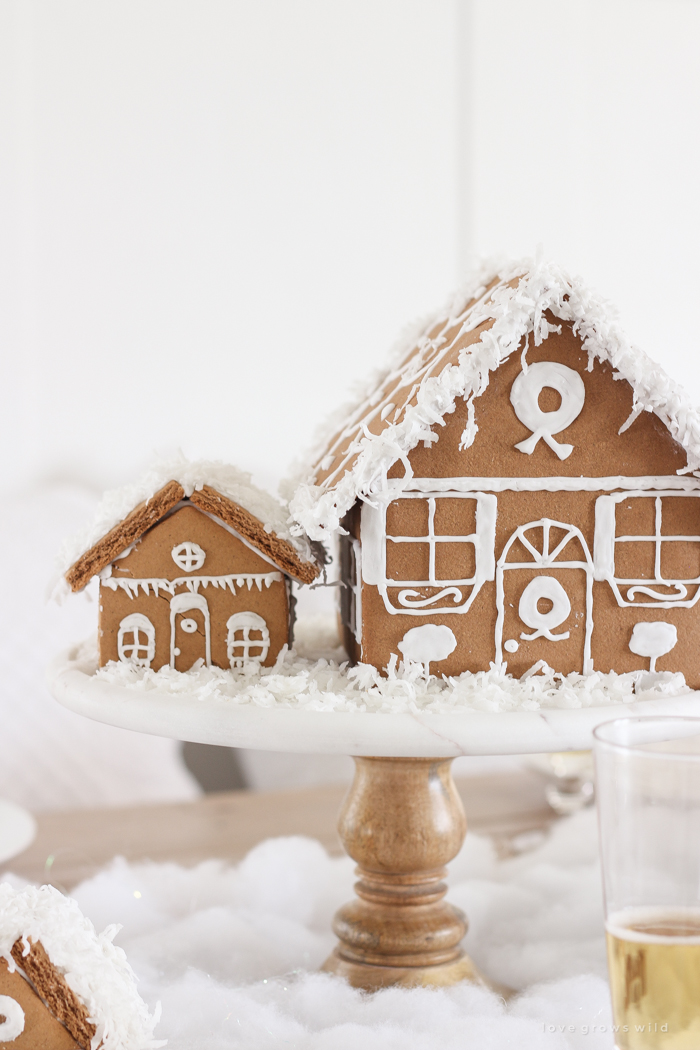 ¡Esta adorable mesa de postres es perfecta para las fiestas y los niños! Celebre la Navidad con casas de pan de jengibre, un árbol de donas, pasteles festivos, galletas y más.